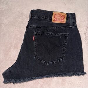 Levi’s distressed short size 32